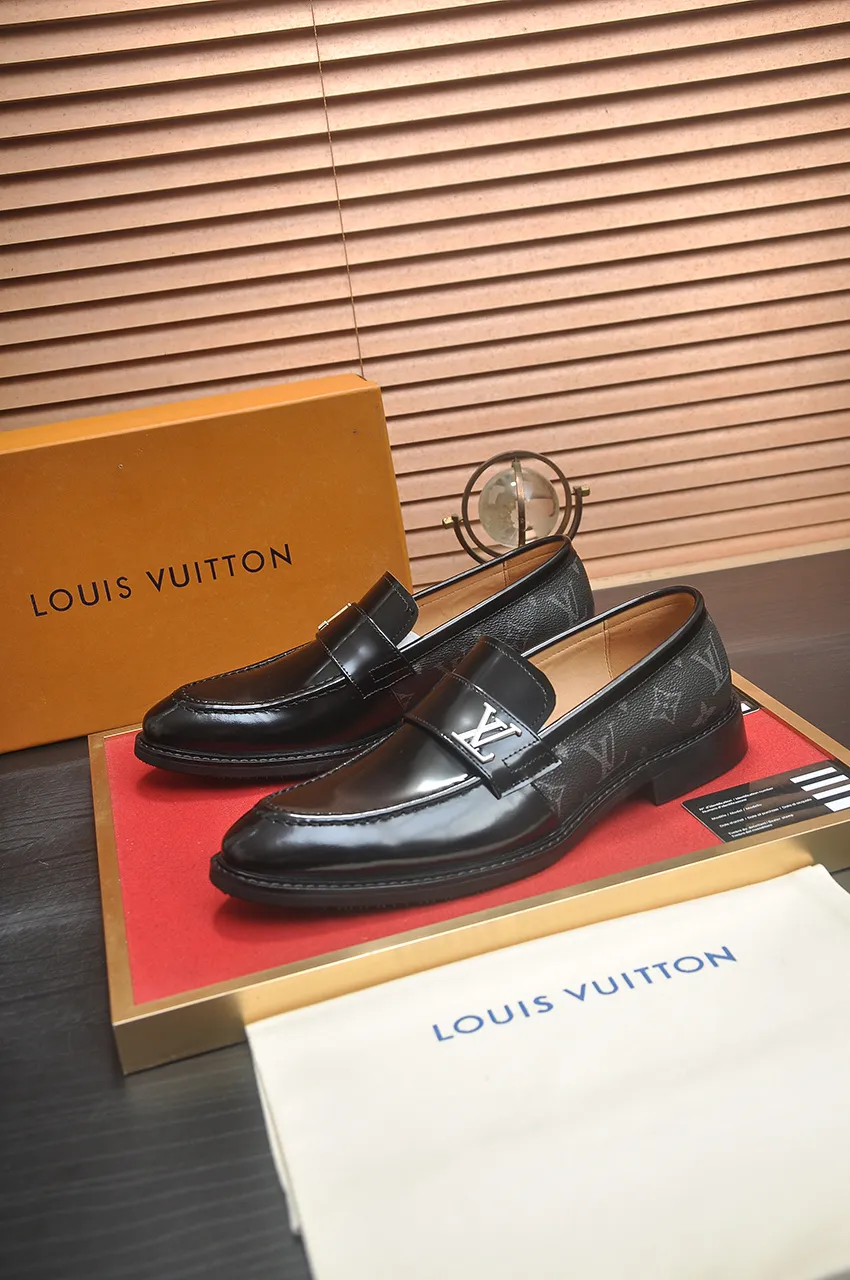 Men's men's shoes 💰460💶 [LV] (original single cowhide lining) 🍀LV's latest genuine leather business suit shoes are launched simultaneously on the official website. The first-layer cowhide imported from Italy is made of heavy gold, 💥1:1 rubber outsole from the official website. Versatile to wear, high-end without losing class, and the color combination is extraordinary. This four-season style is alluring when worn on your feet, showing off your big-name flair. Standard code 38-45 (45 customized)